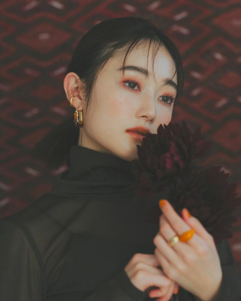 さそり座の2022年上半期 開運メイク

ラッキーカラーはダークレッド＆ブラウン

目元にはマットで深いレッド、頰と唇には温かみのあるブラウンを重ねて、熱っぽい