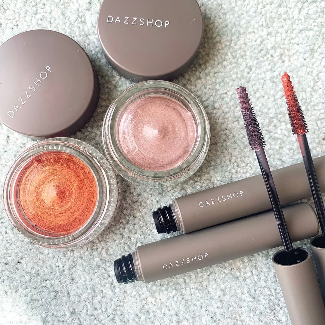 Dazzshopの春コレが到着 写真2枚目 濡れたようなツヤと輝きをまとう人気アイシャドウの新色は グレーのベースカラーにシルバーパールをふんだんに配合した Magmoe