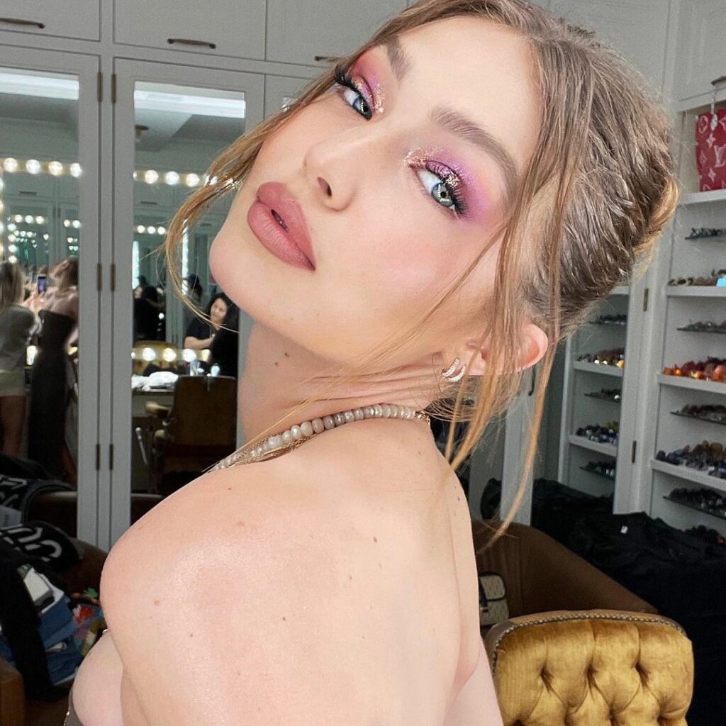 #ELLEbeauty 2022年のビューティ界では何が流行るの?今年も引き続き、カラフルでキラキラとした、自分らしさを表現するルックがトレンドになりそう一方で #ELLEbeauty 2022年のビューティ界では何が流行るの?今年も引き続き、カラフルでキラキラとした、自分らしさを表現するルックがトレンドになりそう一方で