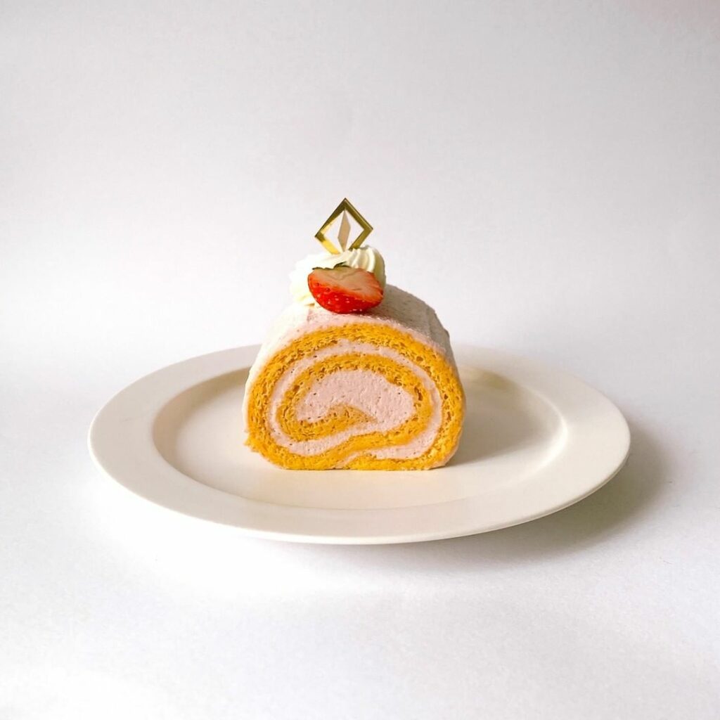 資生堂パーラーに苺スイーツがずらりと並んでいました
こちらはロールケーキです。ミルキーなストロベリークリームとしっとりとした生地に思わずほっこり。やっぱり苺って