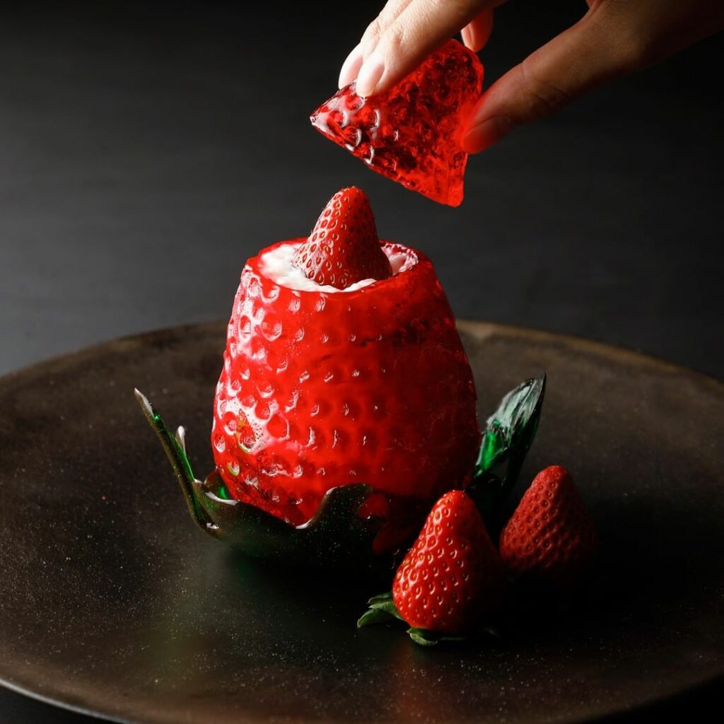 食べたい！と思ったらコメントに「」をください♪

いちご好き必見！　アマン京都で、アートのような飴細工の器に入った「苺 Art of Strawberry」を2