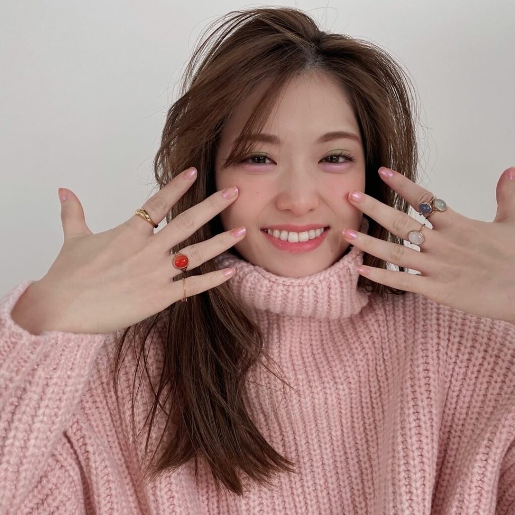 松村沙友理さんと色石リング。
連載「さゆりかれんと」第4回は、スペシャル拡大版！　ヘア＆メイクアップアーティストの中野明海さんをゲストにお迎えして、素敵なメイク