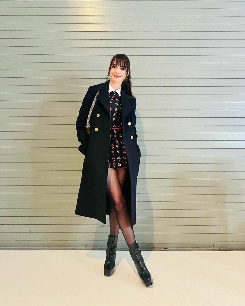 アン・ハサウェイが自身のインスタグラムにアップした写真が、映画『プラダを着た悪魔』のアンディにそっくりと話題に確かに、短い前髪にポニーテール、すらっとしたプロポ