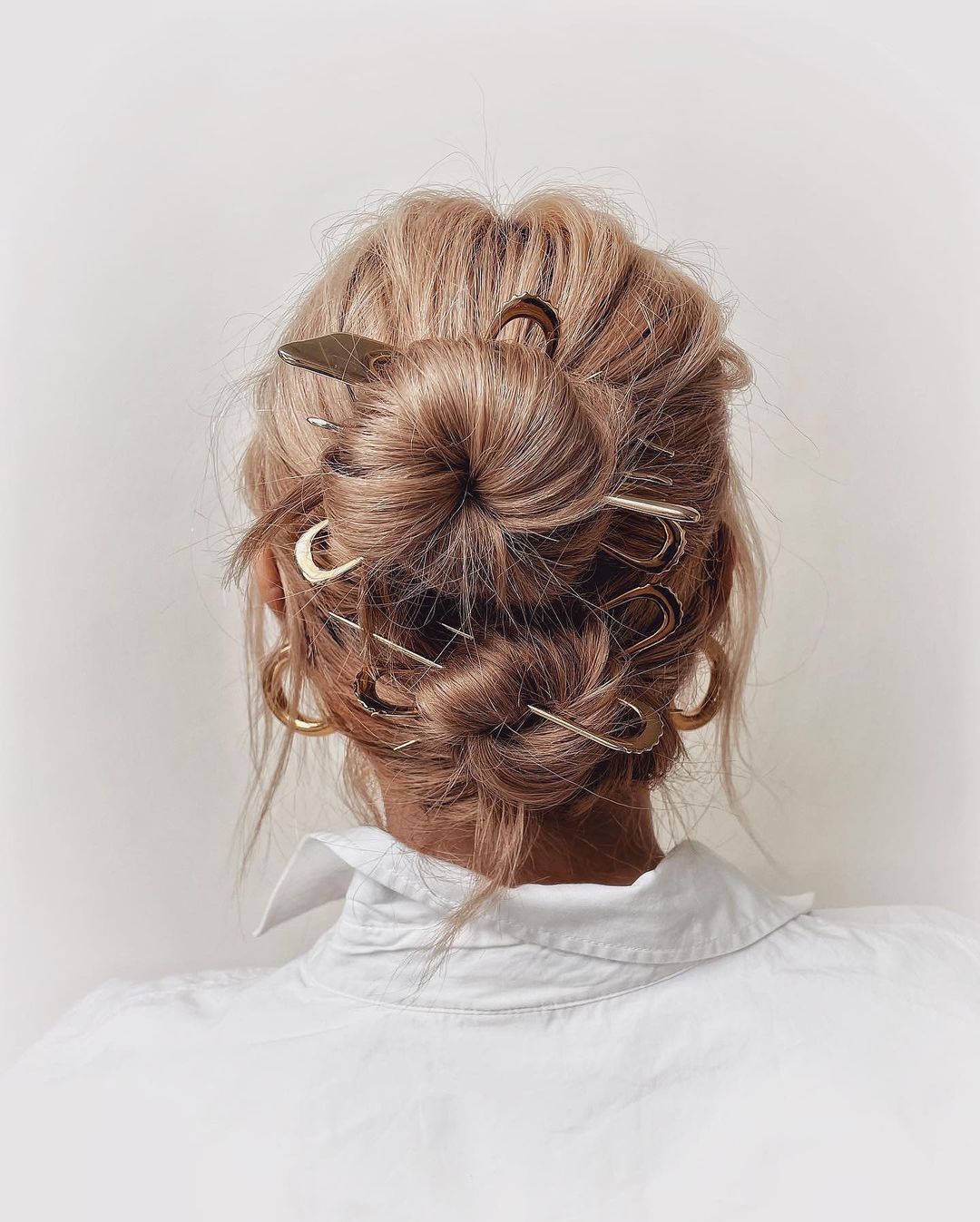 Ellebeauty さっと髪をまとめられるお団子 地味になりがちだけれど ヘアアクセサリーさえあれば一気に華やかな姿にそこで今日は 海外セレブも愛用するヘア Magmoe
