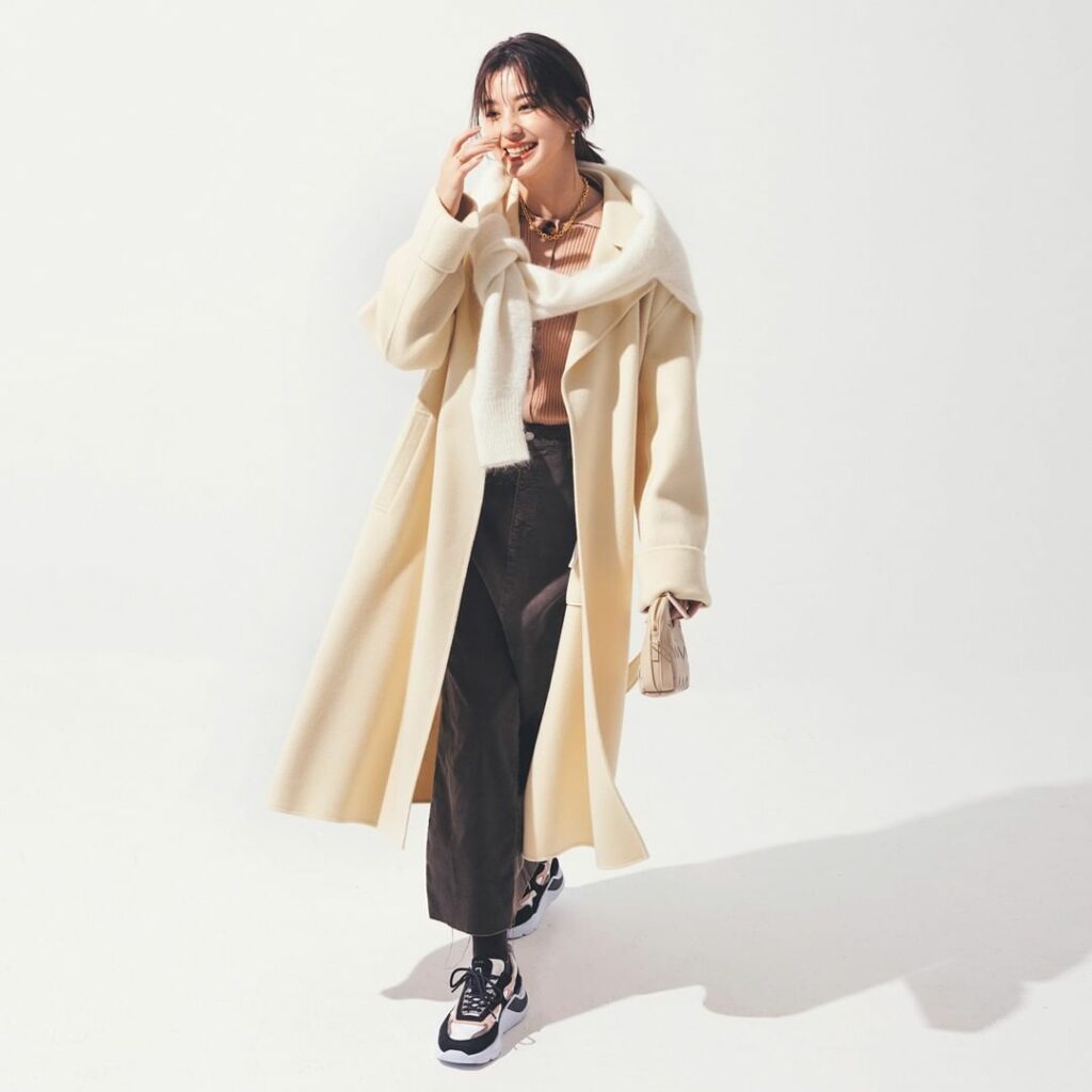 1／21【今日のコーデ】
着用スニーカーは2枚目＞＞＞
＼女っぽさ抜群の正解コーデ／
【タイトスカート×ボリュームスニーカー】
スニーカーのカラーリングから発想