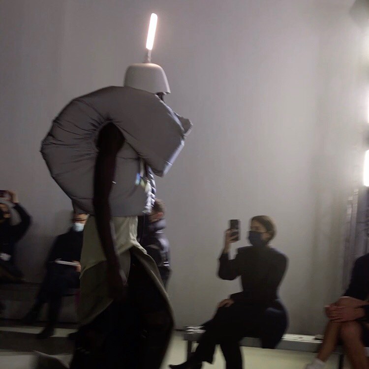 パワフルなショーを見せたリック・オウエンス。

インパクトのあったダン・フレイヴィン風の蛍光灯つきヘルメットは、エジプトの神殿や墓で目にした王冠からイメージされ