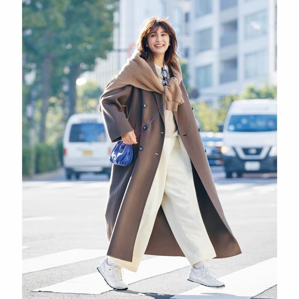 1／25【今日のコーデ】
着用スニーカーは2枚目＞＞＞
＼ボトムとトーンをつなげて抜け感たっぷり／
【ロングコート×白ボトム＆スニーカー】
ボトムとスニーカーを