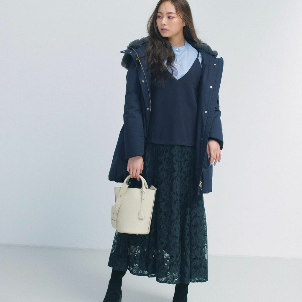 ダウンコートをほっこり見せないためには、甘めのアイテムとバランスを取るのが

例えばレースキャミワンピ
チェスターコートなどを合わせると無難なスタイルになりがち