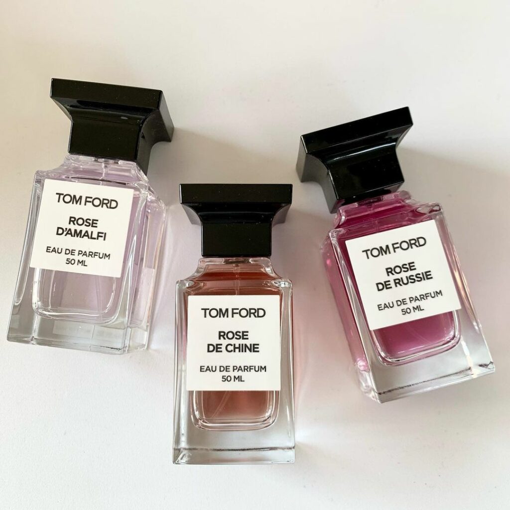 グラマラスでモダン、そしてスタイリッシュ。トム フォードの美意識が宿ったフレグランスの新作は、とびきり魅惑的なローズの香りの3部作です そのすべてに、トム フォ グラマラスでモダン、そしてスタイリッシュ。トム フォードの美意識が宿ったフレグランスの新作は、とびきり魅惑的なローズの香りの3部作です そのすべてに、トム フォ