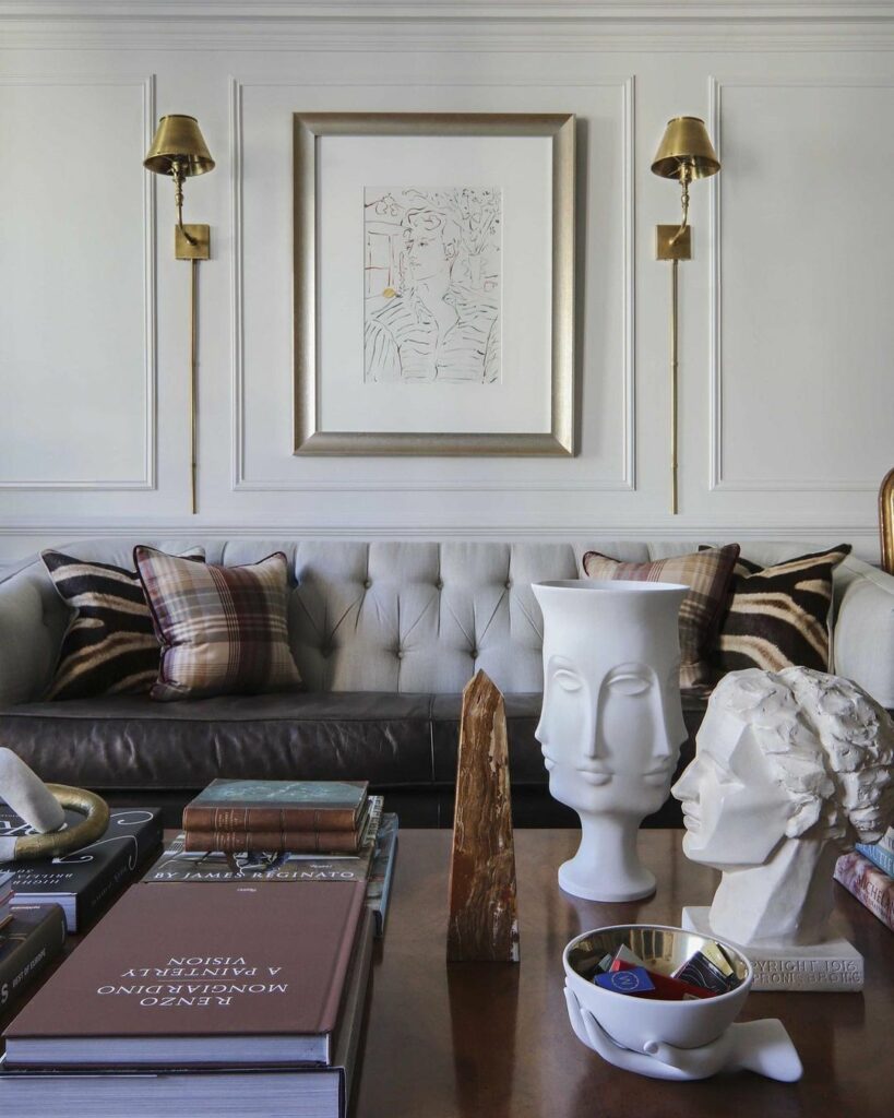 インテリアデザイナーであり、舞台俳優でもあるイギリス人のオリバー・ソーントンが手がけたのは、65平米のトライベッカのアパートメント。彼が演劇の舞台に取り組むよう