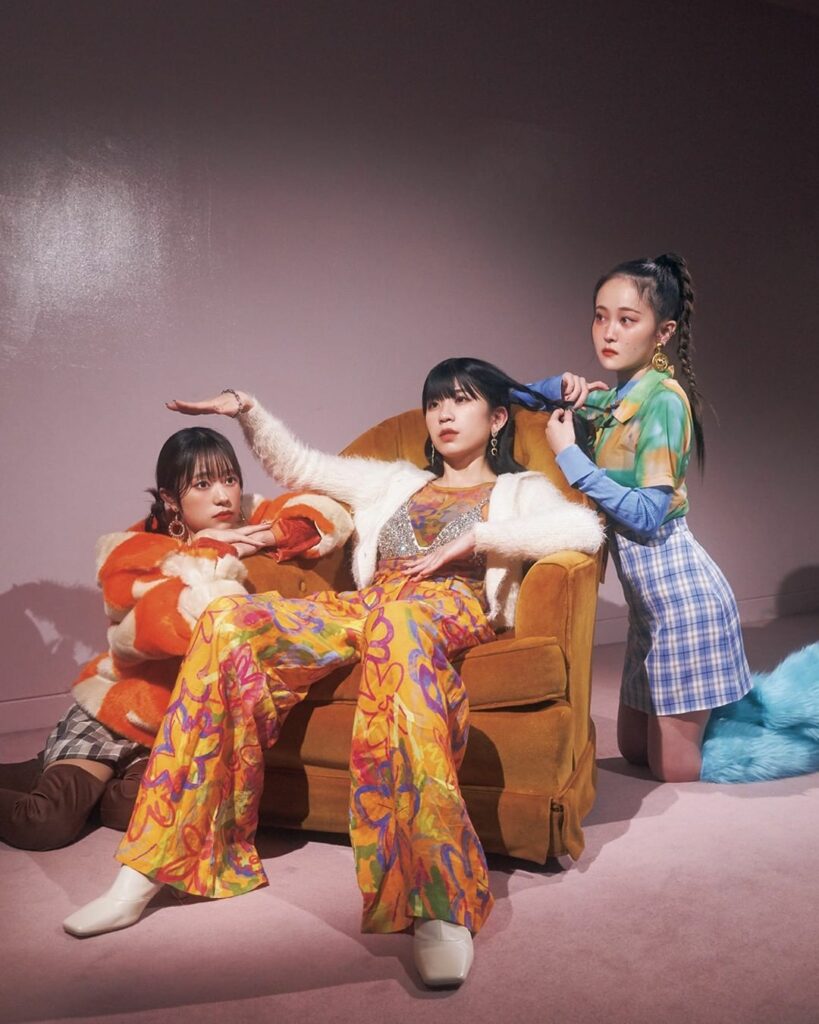 Little Glee Monsterと共に彩るホリデーパーティ 
不思議ドリーミーな空間で、Little Glee Monster のホリデーパー