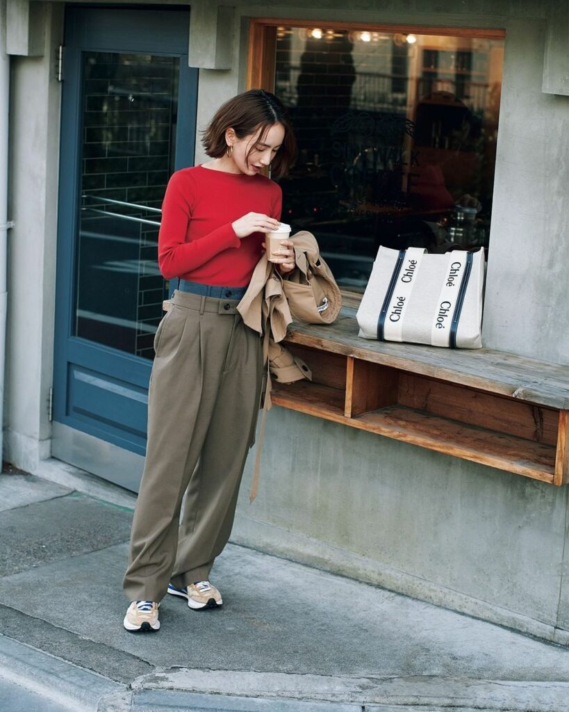 このコーデが好きな人はをコメントしてください！

【辻元舞さん私服　最旬スニーカースタイル】
 
リラックスコーデにきく
主役級の厚めソールスニーカー

「イラ