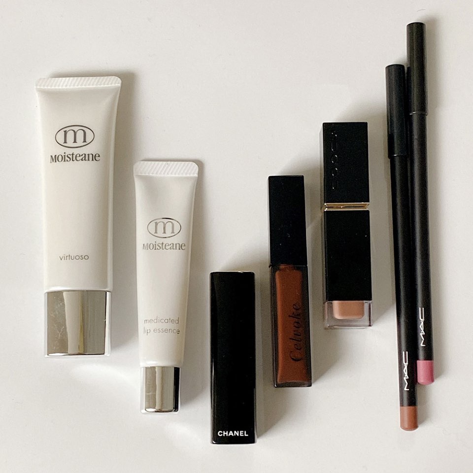 【きれいな人のポーチの中身】
sachiさんにポーチの中の愛用品や、お気に入りの美容アイテムを見せてもらいました。

「〈Moisteane〉薬用リップエッセン