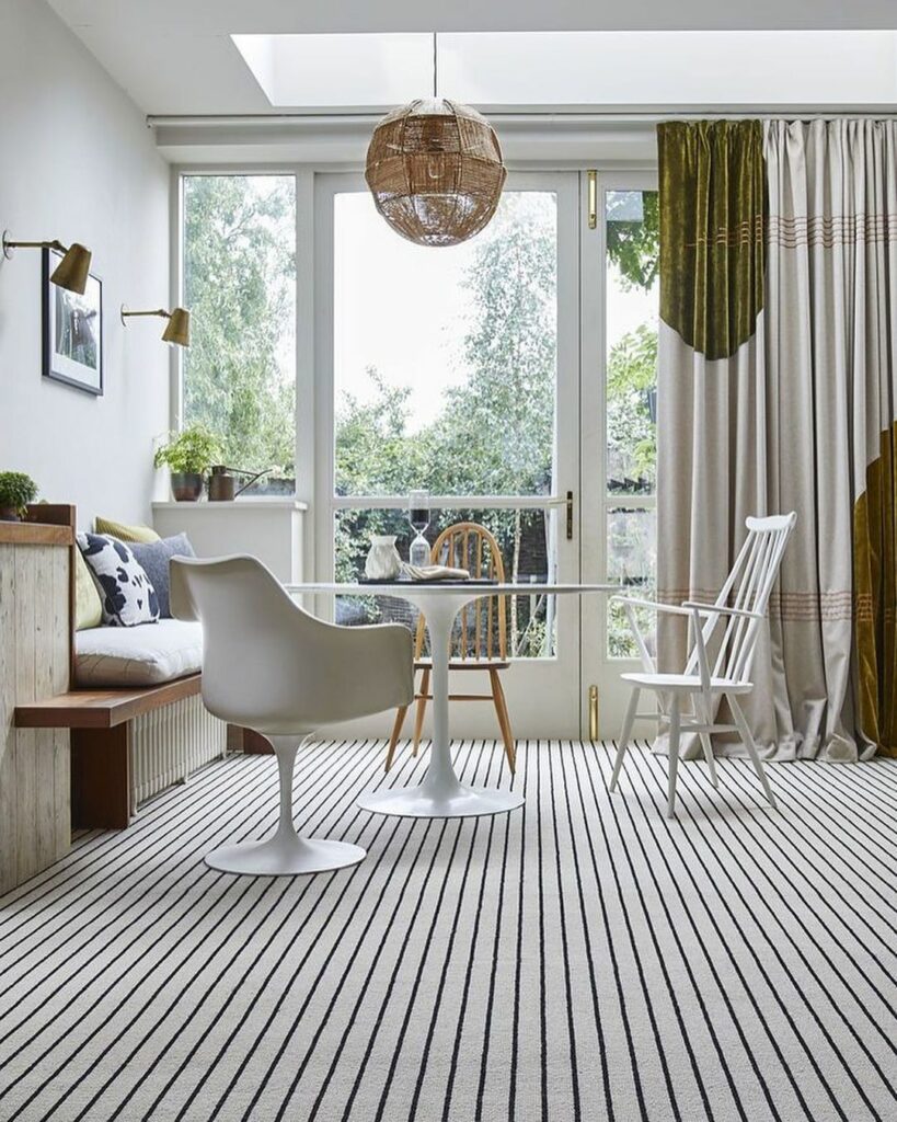 ストライプカーペットは、空間に視覚的な面白さを加えてくれる便利なデザインツール。インテリアの配色パターンを決めるのに役立ち、部屋をより広く感じさせる視覚的な効果 ストライプカーペットは、空間に視覚的な面白さを加えてくれる便利なデザインツール。インテリアの配色パターンを決めるのに役立ち、部屋をより広く感じさせる視覚的な効果