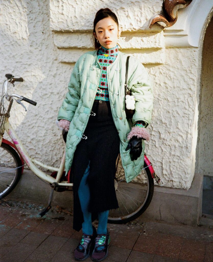 【注目の街・上海スタイル】中国・上海では、リラックス感漂うヴィンテージがいまトレンドに。自国の気鋭ブランドとミックスし、オリジナリティにあふれている。

---