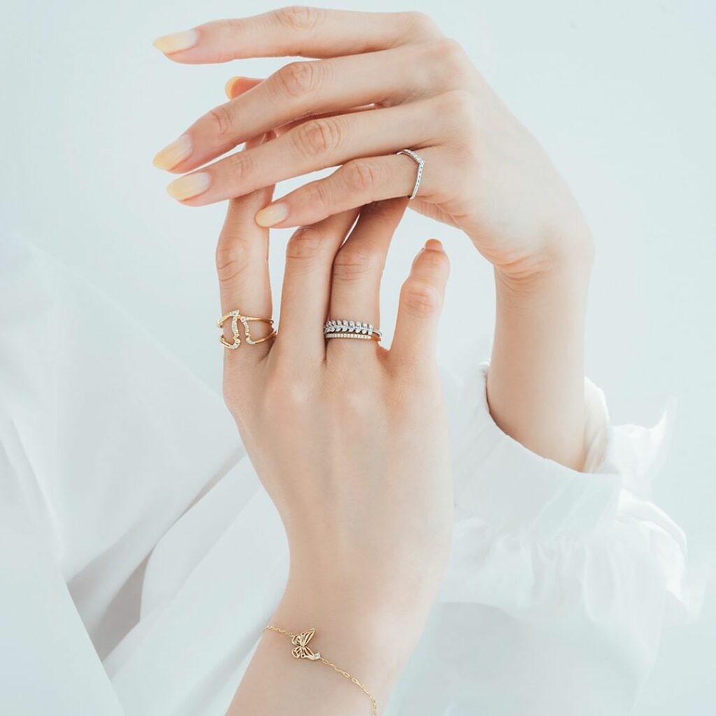 【STAR JEWELRY×CLASSY.ONLINE】
春夏の新作ジュエリー Day4
.
.
INFINITE BUTTERFLY
BUTTERFLY HI 【STAR JEWELRY×CLASSY.ONLINE】
春夏の新作ジュエリー Day4
.
.
INFINITE BUTTERFLY
BUTTERFLY HI