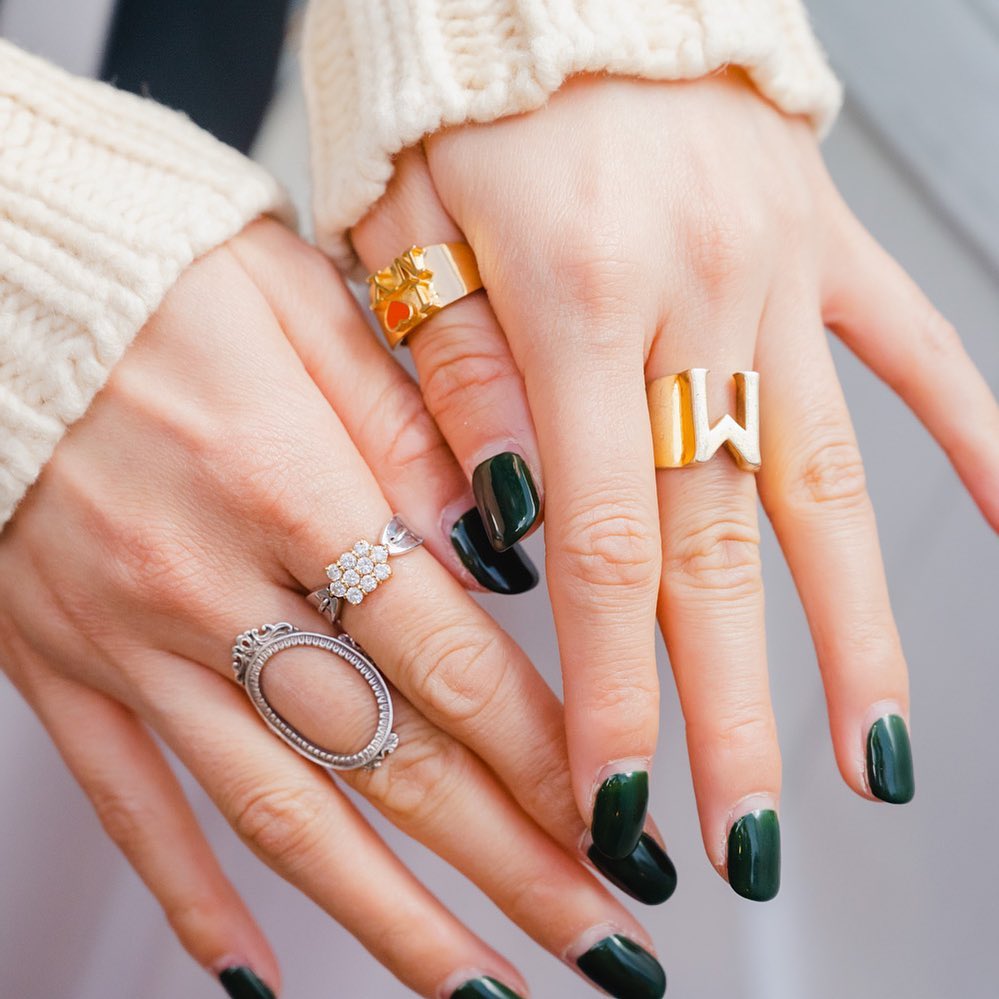 【東京のオシャレさんをSNAP】今回は小物使いにフォーカス！

指は特盛&カラーミックス
街のみんなは、コートの重量感に負けないくらいのボリューミーな手元が気分