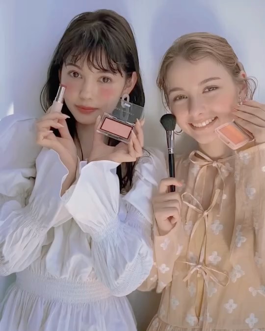 ViVi3月号
「おニューで可愛い春メイク」企画より
愛花と莉菜のオフショットをお届け

この春はめちゃかわな新作チークが
続々登場するみたい
ぽっ♡とほてるよ