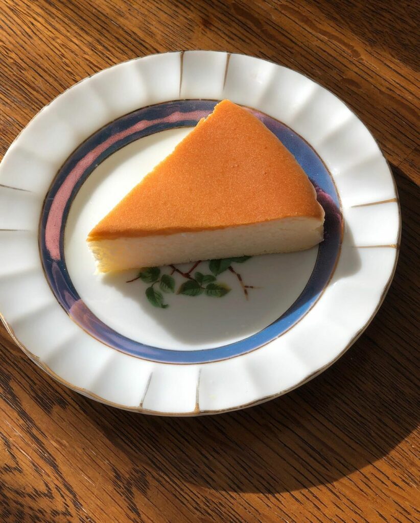 那須土産で人気の「 #御用邸チーズケーキ 」。いただいたのですが、箱も味もリニューアルしていました。前よりもふわっとしてクリーミー。手焼きの風合いもよいですよね