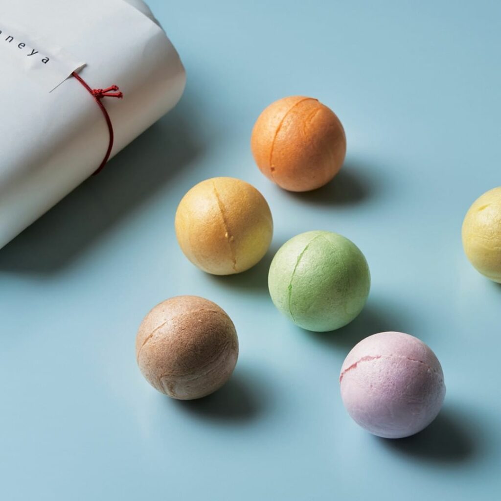 【#おうちおやつ】和菓子が進化を遂げている!伝統を受け継ぎながら、自由な発想で創り出した新しい和菓子をご覧あれ。
・
「甘音屋」の笑美玉
ころんと愛らしい球体の 【#おうちおやつ】和菓子が進化を遂げている!伝統を受け継ぎながら、自由な発想で創り出した新しい和菓子をご覧あれ。
・
「甘音屋」の笑美玉
ころんと愛らしい球体の