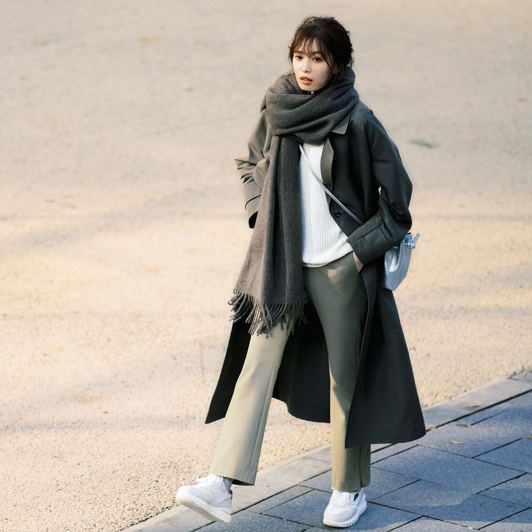 2 2 今日のコーデ 着用アイテムは2枚目 カーキグレーのトレンチでストイックなカジュアルを実現 かっちりトレンチ 大判スカーフ 人と差のつくメ Magmoe