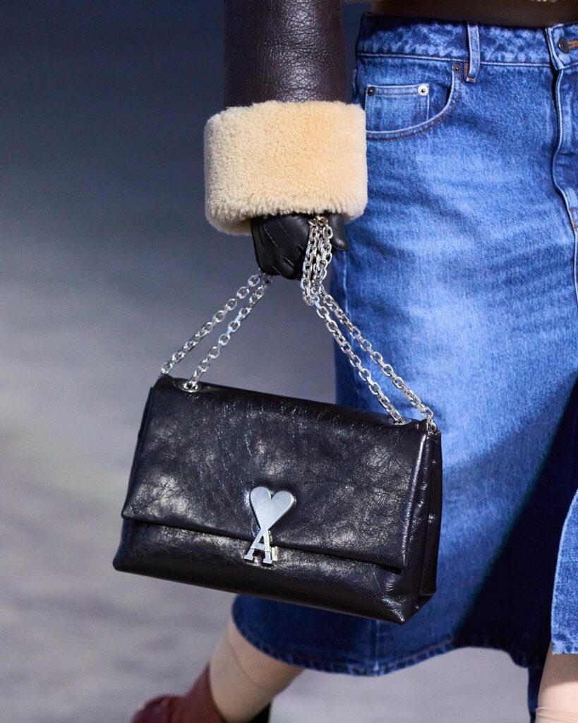 コレクション・リポート: 「アミ パリス」の2022-23年秋冬は“生きる喜び”を表現　パリの地下鉄をテーマにしたショーを開催（PR）

「アミ パリス（AMI