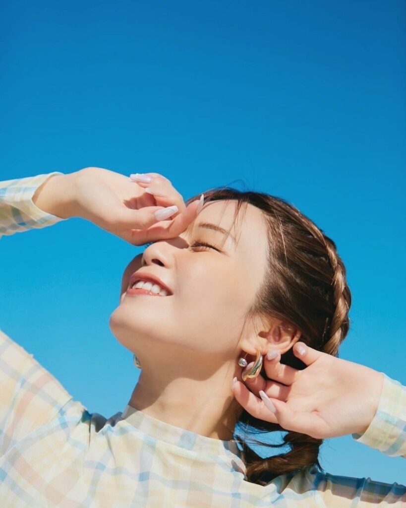 今月のうのパク連載は春の最旬メイク
この春トレンドのカラーアイテムをふんだんに
使ってます！
撮影当日は雲一つない晴天でした！
宇野ちゃんスマイルと可愛いポーズ