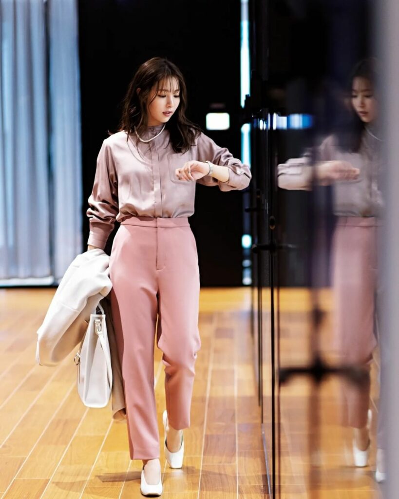 2月4日、今日の東京はくもり時々晴れ。最高気温9度、最低気温1度の予報です(気象庁調べ・17時発表)。
くもり空が広がりそうな今日のコーデは、華やかなピンクカ 2月4日、今日の東京はくもり時々晴れ。最高気温9度、最低気温1度の予報です(気象庁調べ・17時発表)。
くもり空が広がりそうな今日のコーデは、華やかなピンクカ