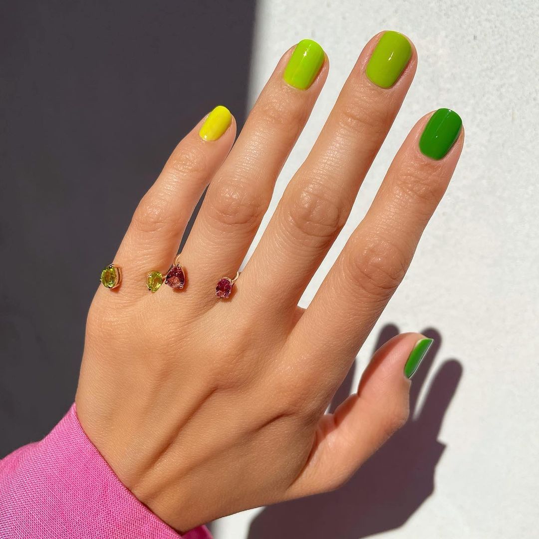 Ellebeauty 次のネイルデザインに悩んでいるなら 22春夏の注目カラーのひとつ ケリーグリーンを取り入れたネイルはいかが 発色のいい明るいケリーグ Magmoe