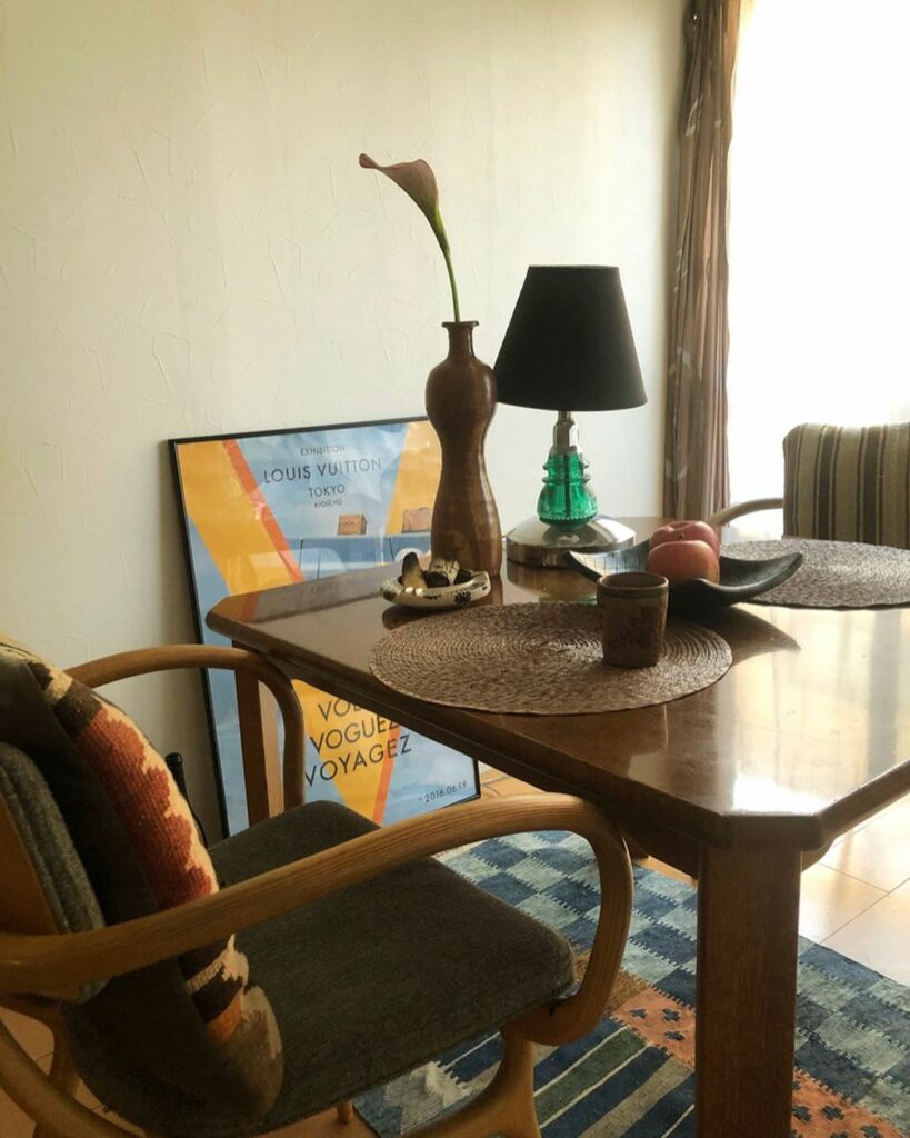 【私と部屋】
髙本 千晶さんのお洒落なお家を拝見

〈コスガ〉のダイニングテーブルは叔母から譲り受けたもの。ここで食事したり、宿題や仕事に励んだりと、家族で1日