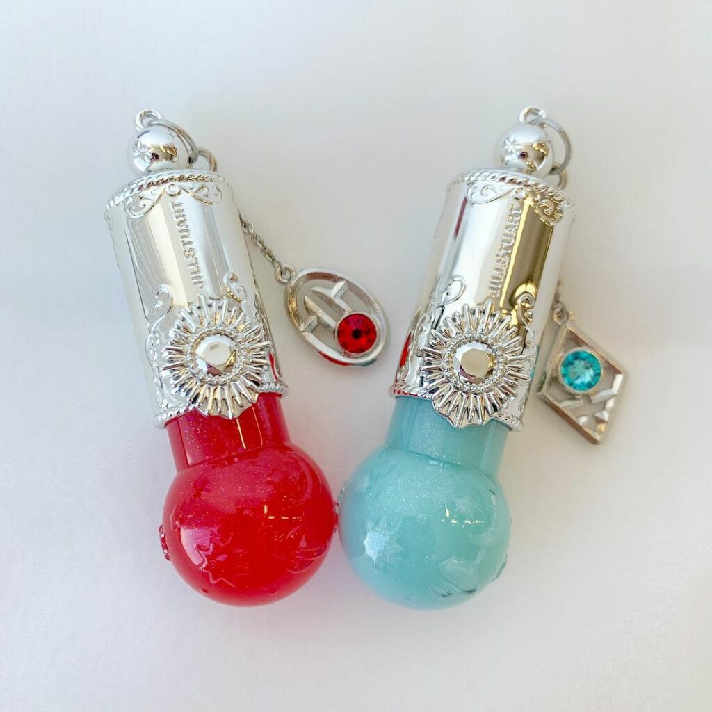 #ジルスチュアート から、星座と守護星が織りなす幸運カラーのリップオイルが誕生！3/4、4/1限定発売。【スウォッチ付き】

毎年コレクションをする人もいるほど