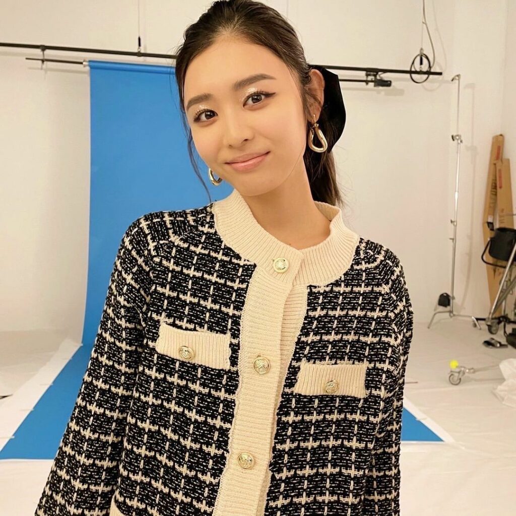 ViVi3月号
「間違えない春トレンド10」企画より
星夏のオフショットをお届け

イメージソースはBLACKPINKのジェニ
この春ツイードは、ブルーデニムと