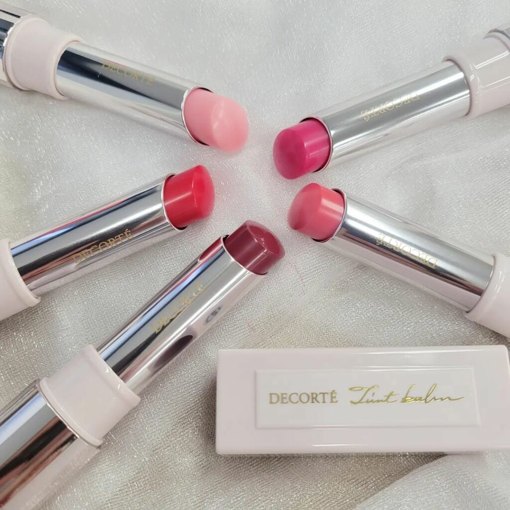 ＼コスメデコルテの新リップ／
ひと塗りでふっくらとしたハリと艶のある唇へ導くティントリップバームが新登場

唇のうるおいを閉じこめる効果の高い独自成分APOMや