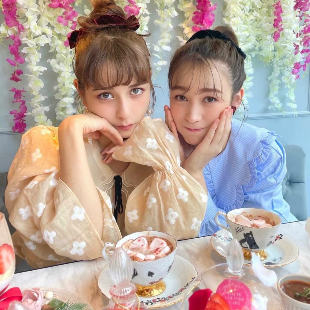 ViVi3月号
「自己満なバレンタインを楽しむ方法」企画より
サチと莉菜のオフショットをお届け

もうすぐバレンタインデー
最近は友だち同士で過ごす人も多いみた