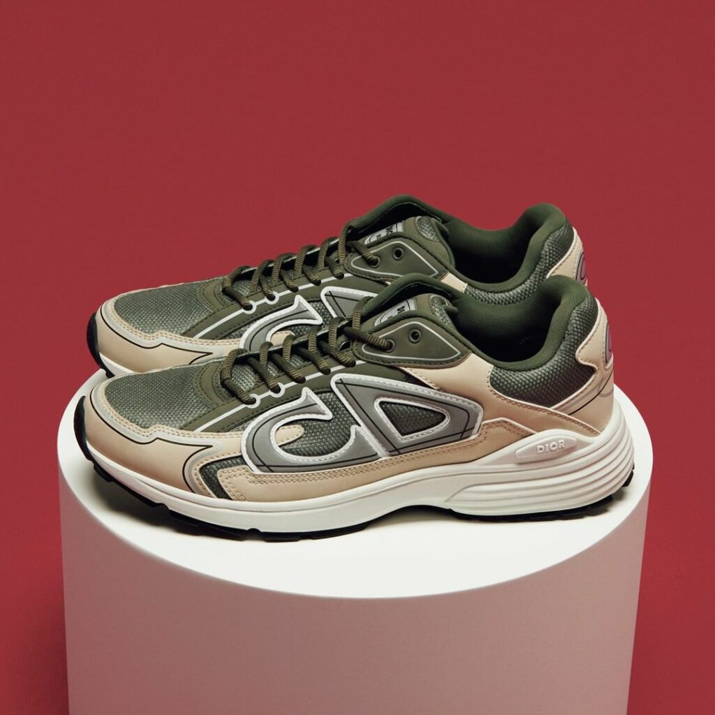 【３選】ラグジュアリーブランドのリュクスなキックス

アイコニックなロゴ使いで、はたまたアノニマスなミニマルデザインで。手法は違っても、メゾン特有のリュクスなオ