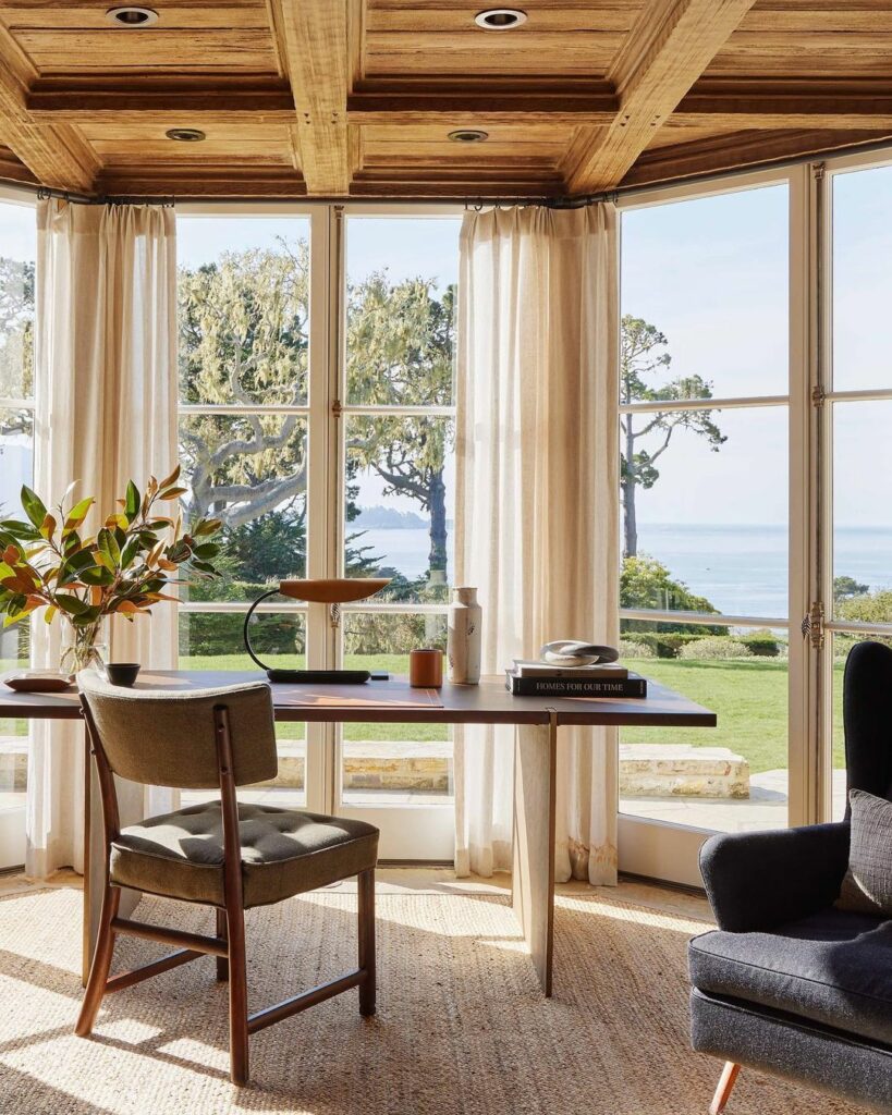 キャラメル色の石材、日干しれんが造りのようなしっくい壁、むき出しの木の梁、バーモント州で採石される石材を使用したスレート屋根……カリフォルニア州ペブル・ビーチに キャラメル色の石材、日干しれんが造りのようなしっくい壁、むき出しの木の梁、バーモント州で採石される石材を使用したスレート屋根……カリフォルニア州ペブル・ビーチに