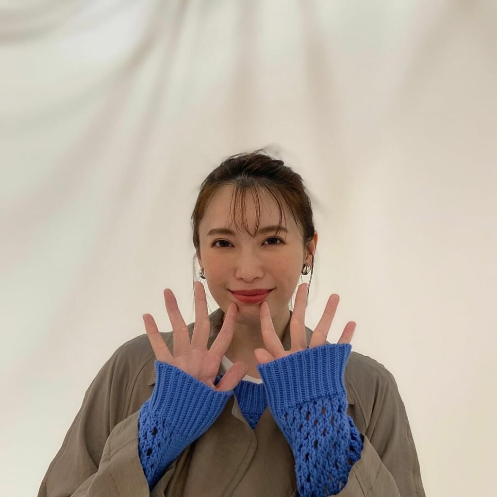 現在発売中のBAILA３月号の撮影現場から、宮田聡子さんのオフショットをお届け

働く私たちの春の定番といえば、トレンチコート。この日は、骨格診断のセオリーに基