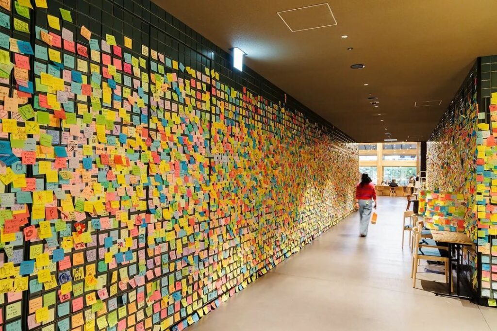 3万の思いを載せた付箋アート!
コロナウイルスによって、さまざまな活動の自粛を余儀なくされている世の中。それに伴って、身の内にコロナ終息後の夢や希望が詰まる 3万の思いを載せた付箋アート!
コロナウイルスによって、さまざまな活動の自粛を余儀なくされている世の中。それに伴って、身の内にコロナ終息後の夢や希望が詰まる