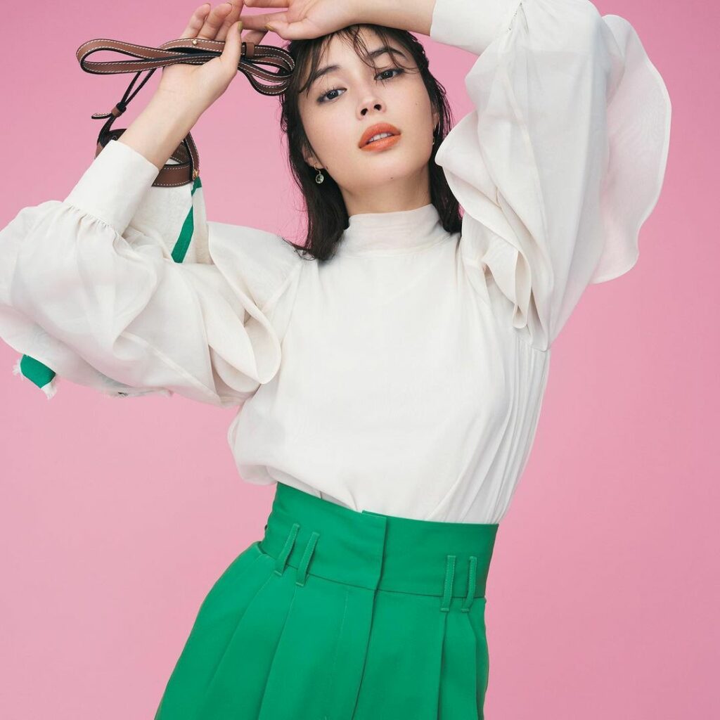 広瀬アリスが颯爽と着こなすのは、「一点コンシャス」ブラウス フリルが大流行した昨年に引き続き、今年の春もちょっと目を引くようなディテールのコンシャス服がトレンド