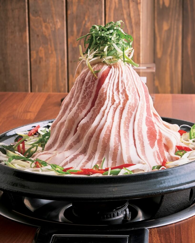 【#韓国料理ニューオープン】2021年10月にオープンした「モダン韓食堂」は、新大久保で今話題になっている鉄板釜ふた焼きの専門店たことキャベツ、豚バラ肉を甘辛く 【#韓国料理ニューオープン】2021年10月にオープンした「モダン韓食堂」は、新大久保で今話題になっている鉄板釜ふた焼きの専門店たことキャベツ、豚バラ肉を甘辛く