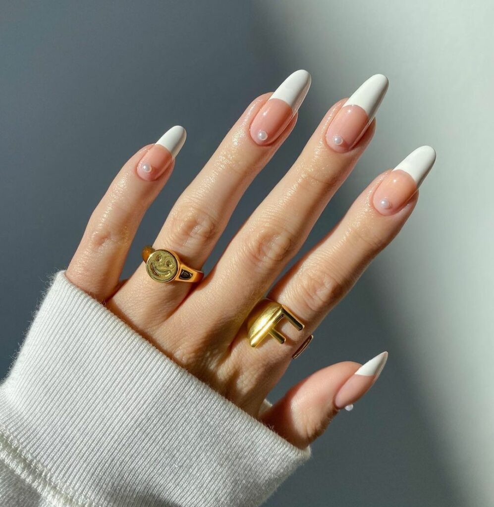 #ELLEbeauty フレンチネイルをはじめ、個性的なデザインでも上品にまとまる白ネイルラインを描いてみたり、パールを乗せてみたり、デザインは自由自在今日はど #ELLEbeauty フレンチネイルをはじめ、個性的なデザインでも上品にまとまる白ネイルラインを描いてみたり、パールを乗せてみたり、デザインは自由自在今日はど