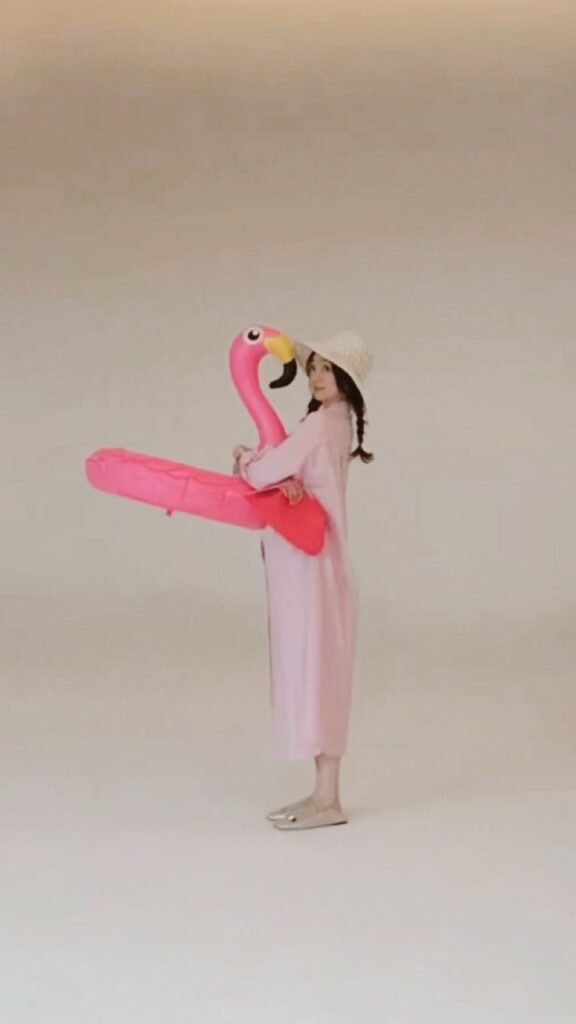 またまた「シーズンレス服」特集
のトビラカットの撮影風景

夏は、麦わら帽子をかぶって
フラミンゴのうきわと一緒に

普段はなかなか見られない！？
花ちゃんのお