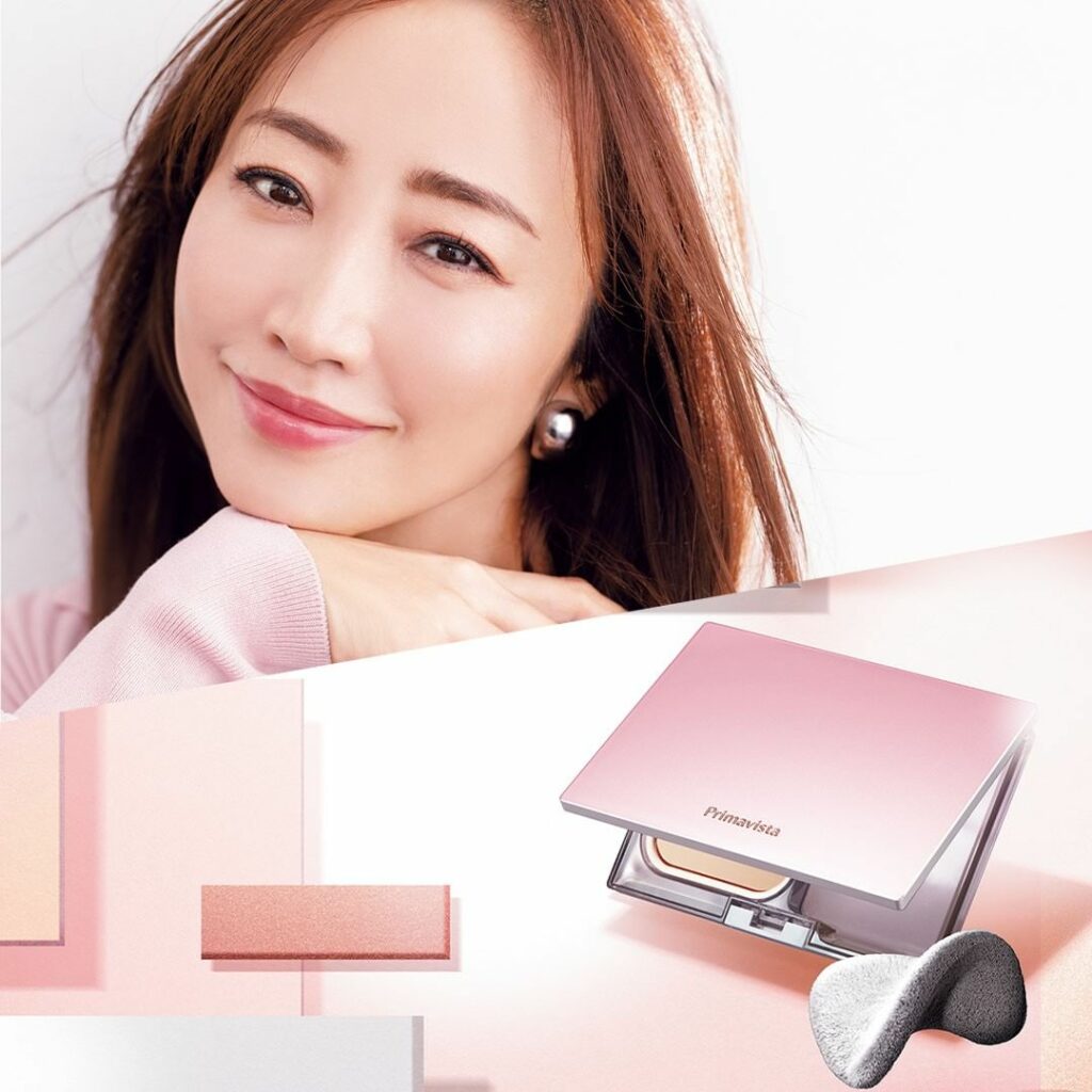 軽い仕上がり。いつでもマスクを着脱できる美肌をキープ！

プリマヴィスタからひと塗りで毛穴レスな新パウダー誕生！
おしろいのような、ふんわり軽〜いつけ心地なのに