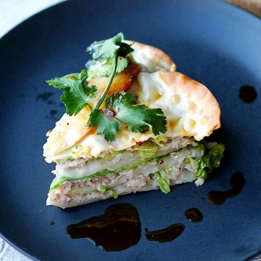 【#白菜レシピ】なかなか1個使い切れずに持ち余してしまいがちの白菜。プロの料理家のアイデアを真似して、ムダなく使い切ろう!
餃子の皮と白菜の葉、挽き肉を交互に 【#白菜レシピ】なかなか1個使い切れずに持ち余してしまいがちの白菜。プロの料理家のアイデアを真似して、ムダなく使い切ろう!
餃子の皮と白菜の葉、挽き肉を交互に