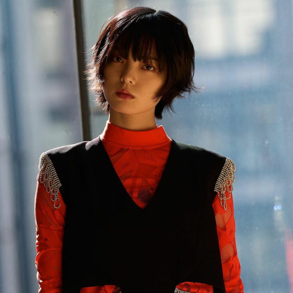 H&M Studioの新作をモードに着こなした、平手友梨奈さんの休日をパパラッチ!東京にいながら別世界に誘う和空間「星のや東京」を舞台に、舟遊びなどを楽しむ平手 H&M Studioの新作をモードに着こなした、平手友梨奈さんの休日をパパラッチ!東京にいながら別世界に誘う和空間「星のや東京」を舞台に、舟遊びなどを楽しむ平手