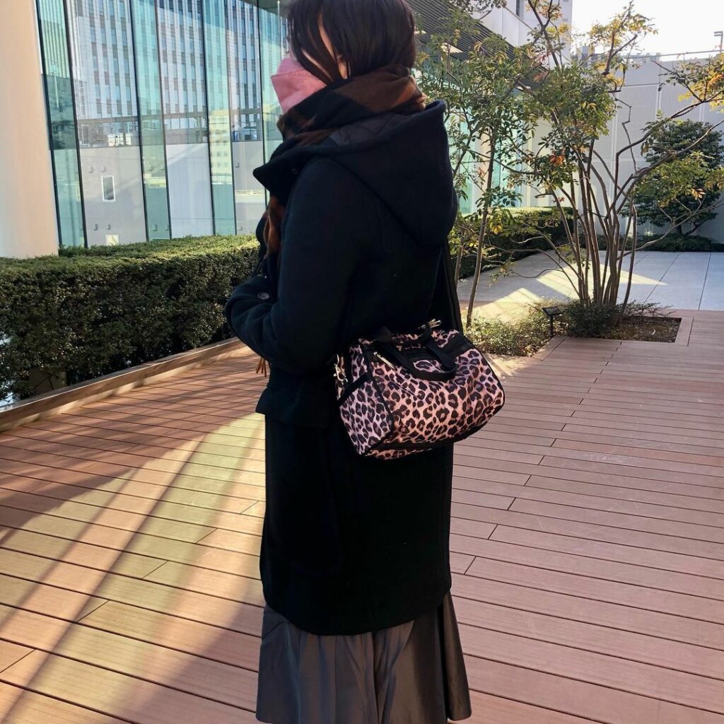 レスポのレオパード柄ボストンが着こなしのアクセント
少しずつ陽が長くなってきましたが、まだまだ寒い日も続きますね。
冬のコートはネイビーか黒かベージュが多いの レスポのレオパード柄ボストンが着こなしのアクセント
少しずつ陽が長くなってきましたが、まだまだ寒い日も続きますね。
冬のコートはネイビーか黒かベージュが多いの