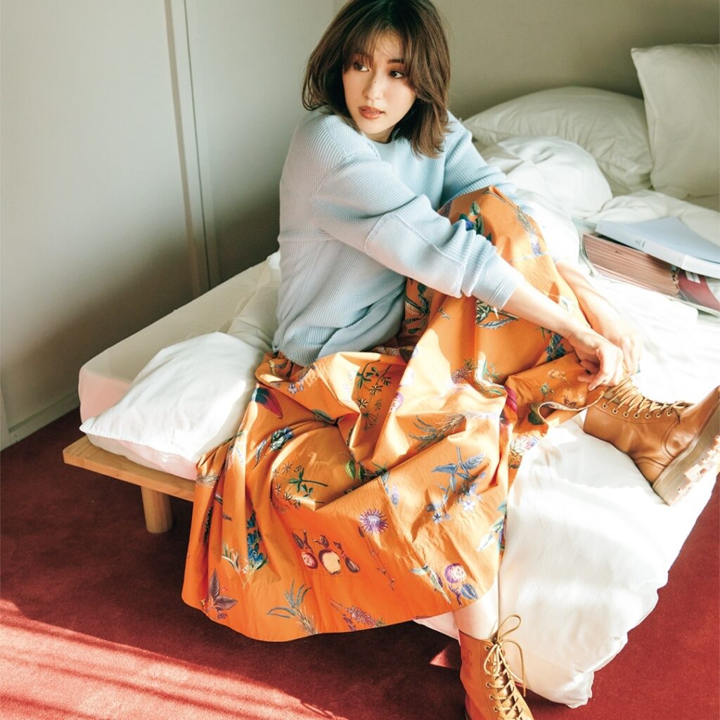 ／⁠
このコーデを真似したいと思ったら、⁠
コメントにをください！⁠
＼⁠
.⁠
3月1日（火）、⁠
大人が「柄スカート」を着るなら、⁠
ヴィンテージ風の大ぶり