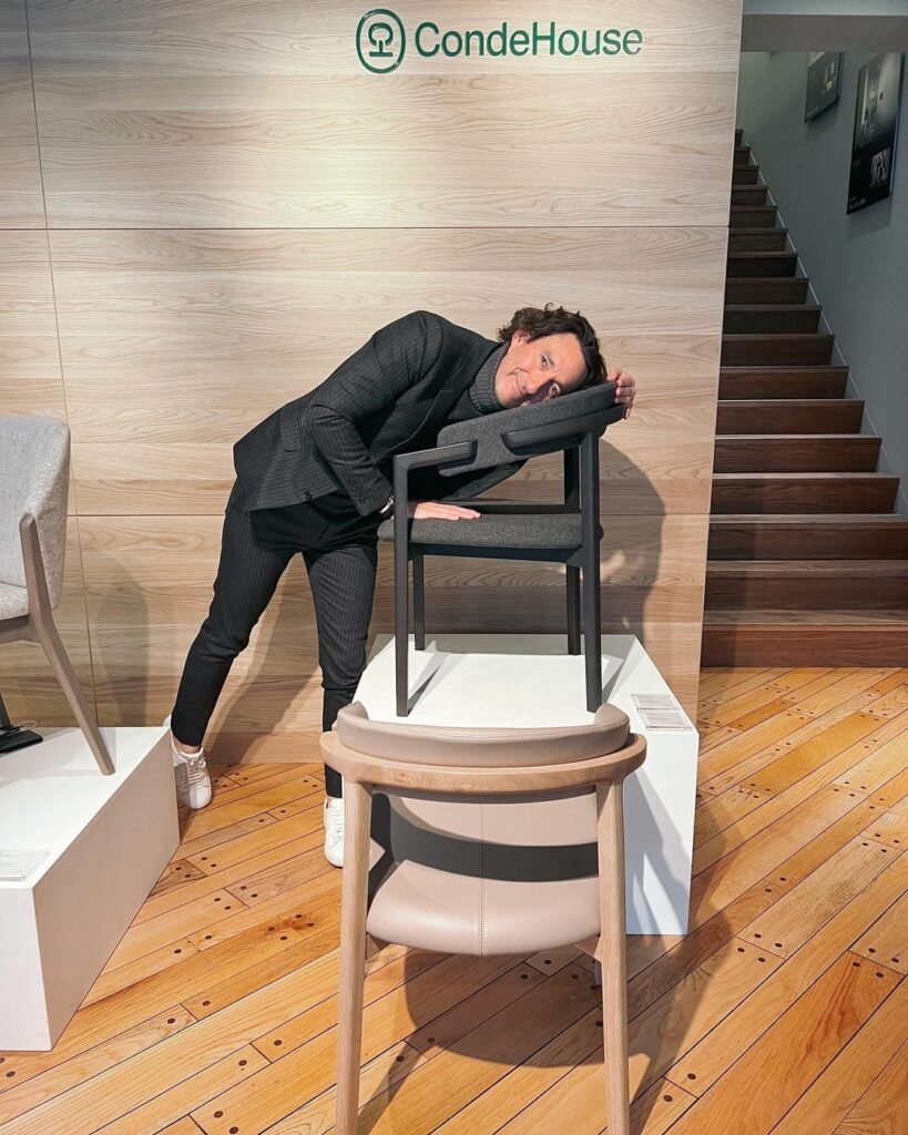 カンディハウスより、グエナエル・ニコラさんデザインの新作チェア「アイマ」が登場。発表会でニコラさんをキャッチ
椅子はbabyだから、と寄り添っているところをパチ カンディハウスより、グエナエル・ニコラさんデザインの新作チェア「アイマ」が登場。発表会でニコラさんをキャッチ
椅子はbabyだから、と寄り添っているところをパチ