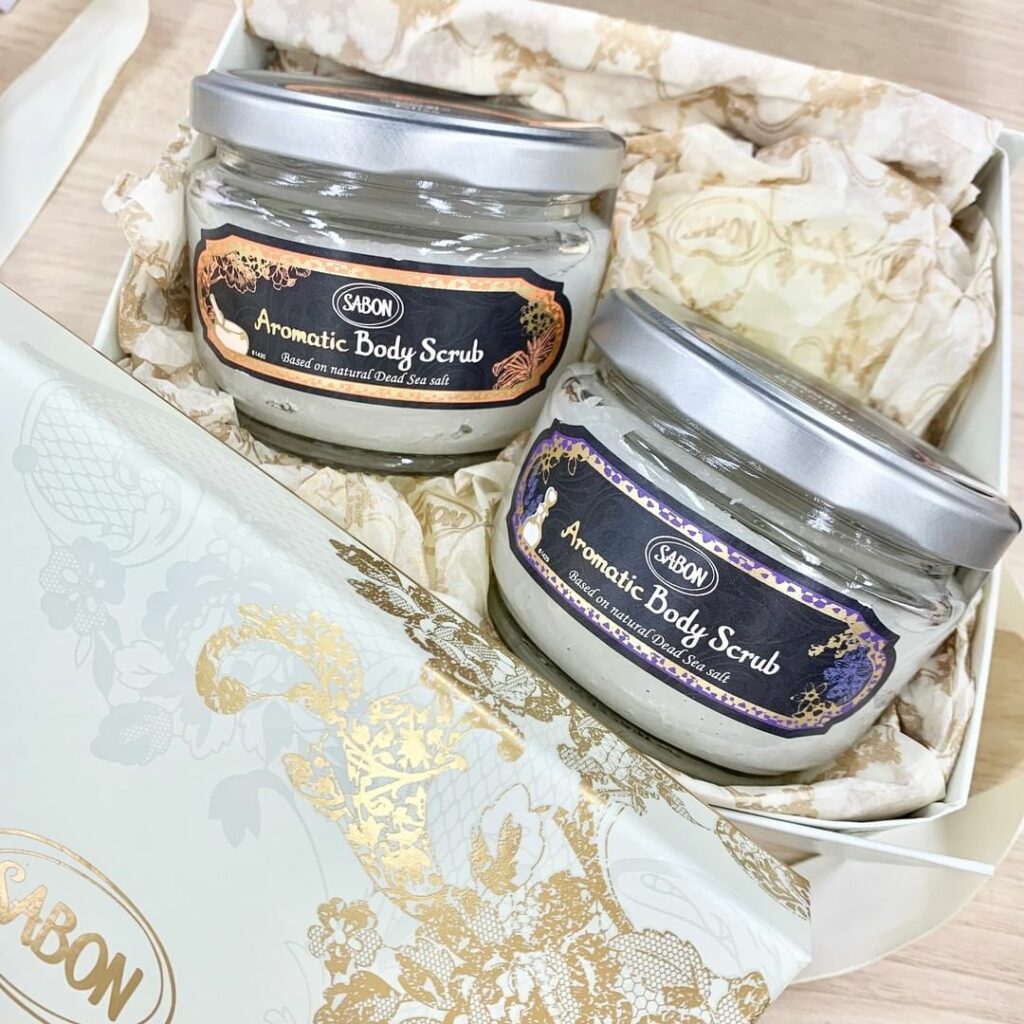 サボンからブランド創設25周年を記念して、限定スクラブが登場

サボンを代表するボディスクラブはブランドが創設された1997年に誕生。美容効果の高い死海の塩と4