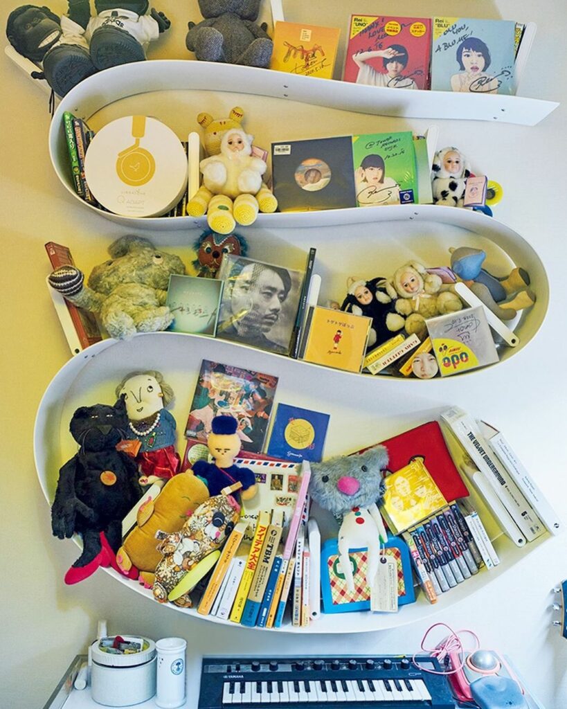 【クリエイターの居室】
勝又麻樹子さんのお部屋
キム・ソンへのデコレーションシャンデリアやル・コルビュジエのポニースキンの寝椅子、ヴィンテージのパッチワークブラ 【クリエイターの居室】
勝又麻樹子さんのお部屋
キム・ソンへのデコレーションシャンデリアやル・コルビュジエのポニースキンの寝椅子、ヴィンテージのパッチワークブラ